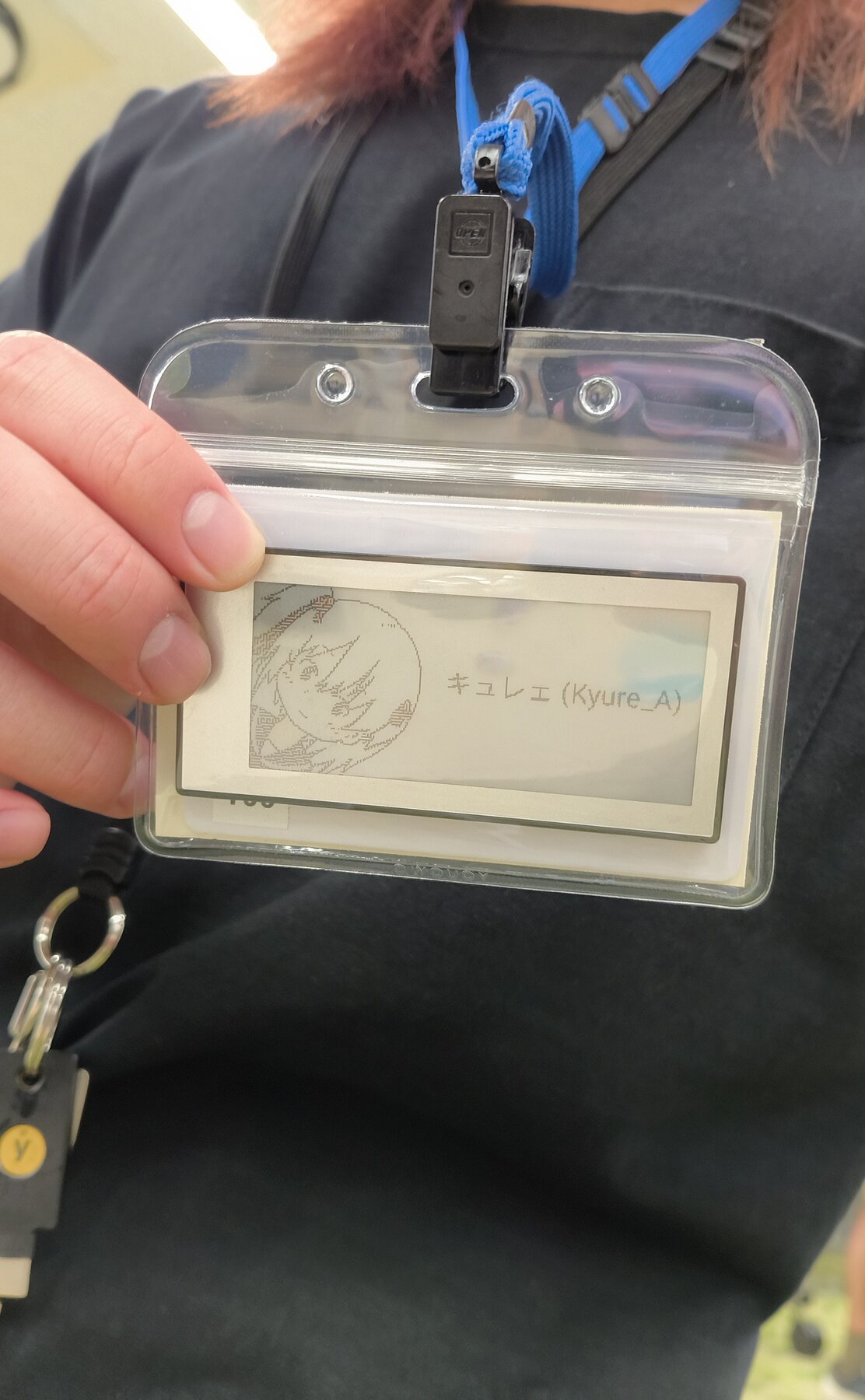 いただいた E-ink デバイスを名札に入れた様子